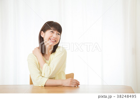 肩凝り、肩こり、筋肉痛、ネガティブイメージ、体調不良、女性、ポートレート、20代、30代 肩凝り、肩こり、筋肉痛、ネガティブイメージ、体調不良、女性、ポートレート、20代、30代 38248495