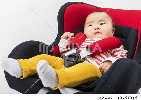 チャイルドシートに座る赤ちゃん チャイルドシートに座る赤ちゃん 38248834