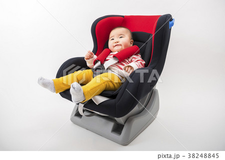 チャイルドシートに座る赤ちゃん 38248845