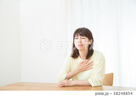 胸が苦しい 動悸息切れ ネガティブイメージ 体調不良 女性 ポートレート 20代 30代 胸が苦しい 動悸息切れ ネガティブイメージ 体調不良 女性 ポートレート 20代 30代 38248854