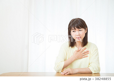 胸が苦しい 動悸息切れ ネガティブイメージ 体調不良 女性 ポートレート 20代 30代 胸が苦しい 動悸息切れ ネガティブイメージ 体調不良 女性 ポートレート 20代 30代 38248855