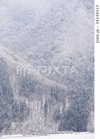 西武秩父線と雪景色 西武秩父線と雪景色 38249315