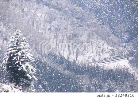 西武秩父線と雪景色 38249316