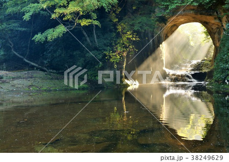 千葉県　濃溝の滝　ハートの光 38249629