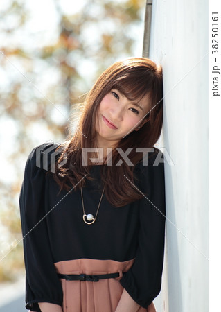 可愛い女性のポートレート 38250161