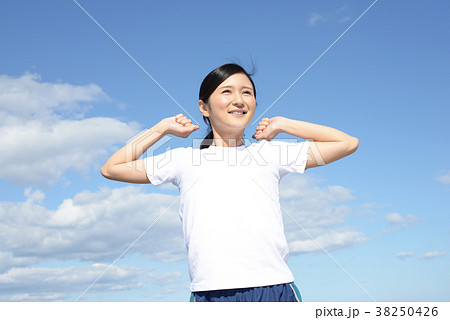 寛ぐ女性 寛ぐ女性 38250426