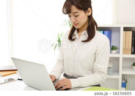 働く女性 働く女性 38250605