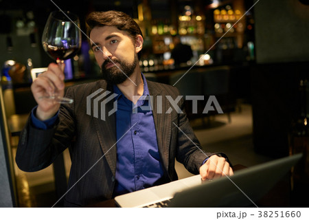 Checking wine color 38251660