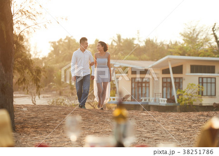 Walking couple 38251786