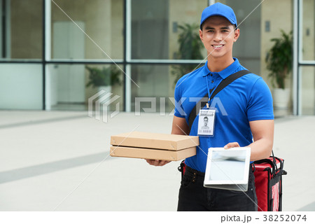 Delivering pizza 38252074