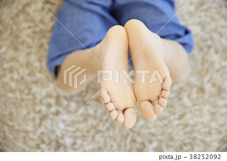 女の子 足の裏の写真素材 3592