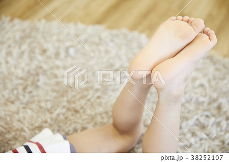 女の子 足の裏の写真素材