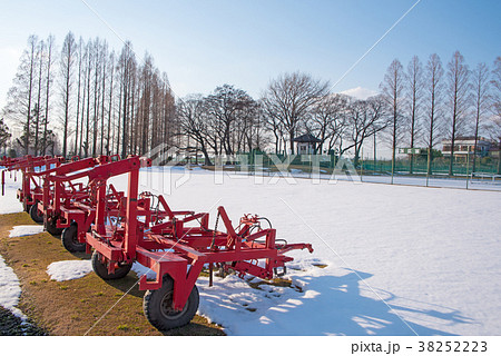 関東地方の大雪　グラウンド整備器具　大宮健保グラウンド　雪景色　 38252223
