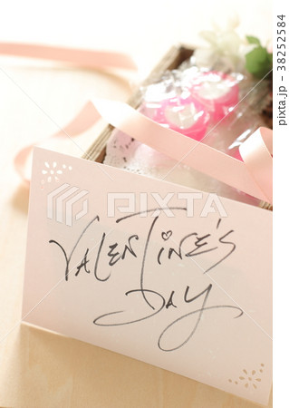 ハート飴と手書きバレンタインデーカードの写真素材
