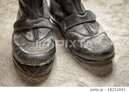 Warn out old black leather boots close up Warn out old black leather boots close up 38252691