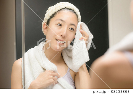 洗顔　タオルで顔を拭く日本人女性 38253363