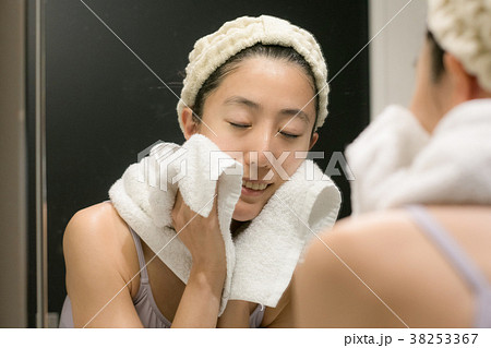 洗顔　スキンケア　顔を拭く若い女性 38253367