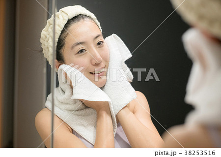 洗顔 タオルで顔を拭く若い日本人女性 洗顔 タオルで顔を拭く若い日本人女性 38253516