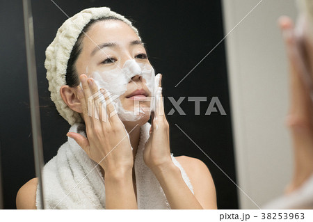 ビューティー　洗顔する若い日本人女性 38253963