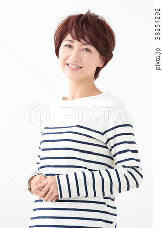 ミドル女性　ショートヘア 38254292
