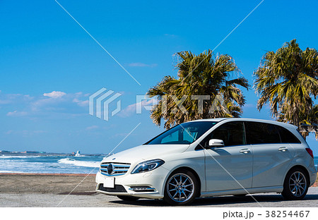 真夏の海岸ドライブイメージ (白い車と青空とヤシの木) 真夏の海岸ドライブイメージ (白い車と青空とヤシの木) 38254467