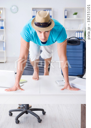 Businessman preparing for vacation in the office Businessman preparing for vacation in the office 38255101
