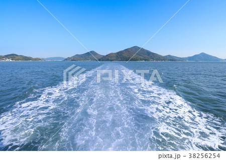 快晴の瀬戸内海、白石島行きフェリーからの風景（岡山県笠岡市）　※作品コメント欄に撮影位置情報有り 38256254