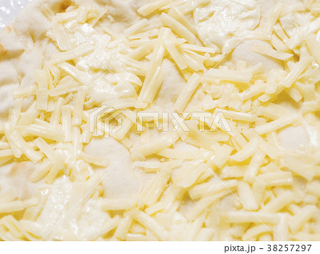 焼く前のピザのチーズ 焼く前のピザのチーズ 38257297