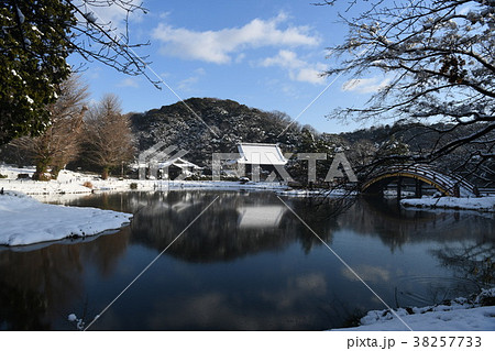 雪景色の称名寺園庭 38257733