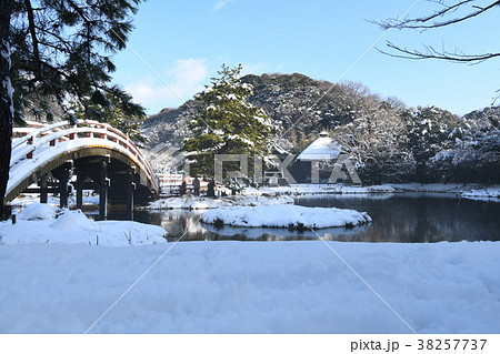 雪景色の称名寺園庭 38257737