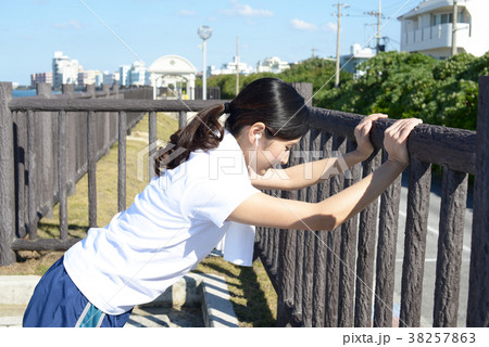 運動をする女性 運動をする女性 38257863