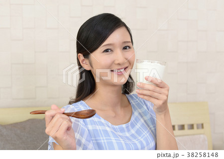 ヨーグルトを食べる女性 ヨーグルトを食べる女性 38258148