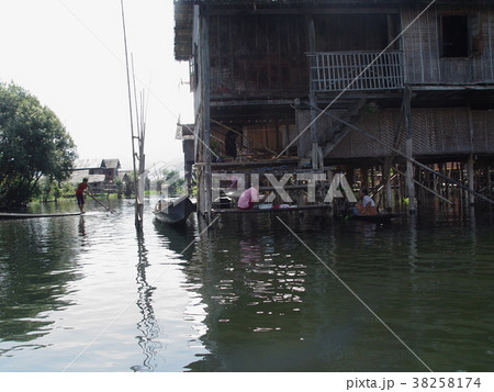 湖畔の集落（インレー湖／ミャンマー） 38258174