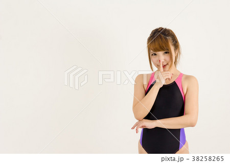 競泳水着の女性 38258265