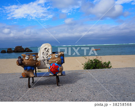 沖縄の海とシーサーの写真素材