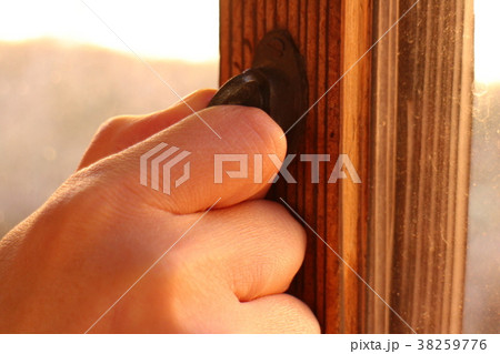 鍵を閉める男性の手 鍵を閉める男性の手 38259776