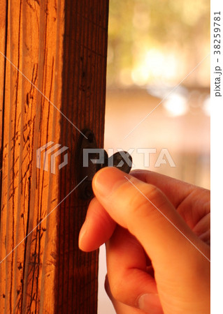 鍵を閉める男性の手の写真素材