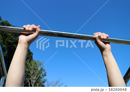 ぶら下がり健康器をつかむ男性の手 ぶら下がり健康器をつかむ男性の手 38260048