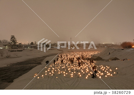 横手 かまくら祭り 蛇の崎川原 ミニかまくらと観光客 イメージの写真素材