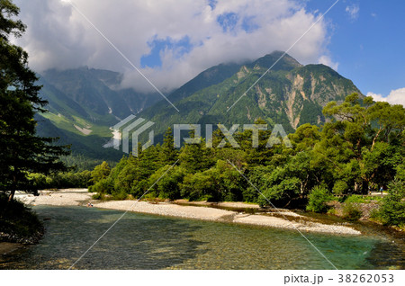 上高地の河童橋から梓川、明神岳、岳沢、穂高連峰を望む 上高地の河童橋から梓川、明神岳、岳沢、穂高連峰を望む 38262053