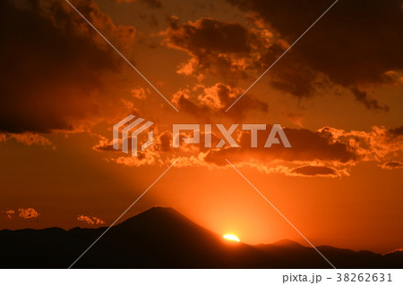 日本の東京都市景観・夕景・墨田区から望む「富士山と沈む太陽」関連検索キーワードは、沈む太陽連続写真 38262631