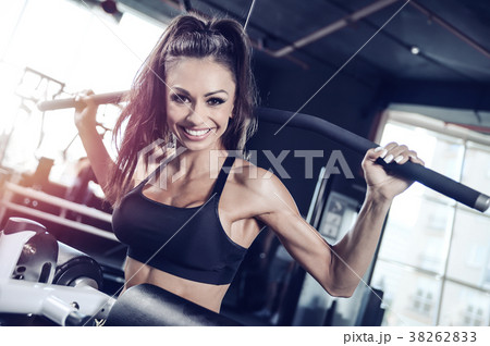Sexy athletic young girl training back in gym Sexy athletic young girl training back in gym 38262833