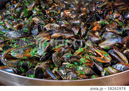 Seafood. Mussels in a large frying pan. 38262978