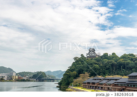 木曽川と犬山城の風景 38263618