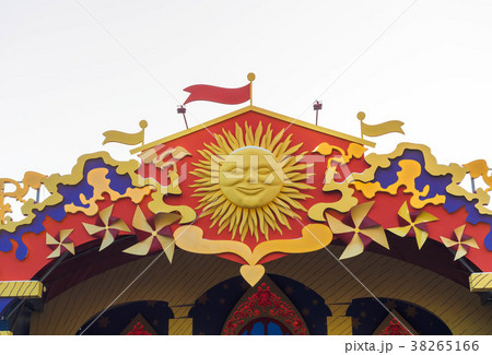 Top jf the roof with Maslenitsa decorations: sun 38265166