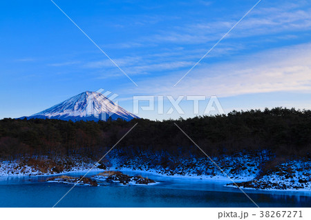精進湖と富士山（山梨県） 38267271