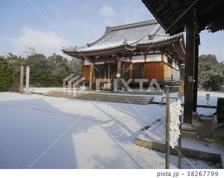 雪が舞う安芸国分寺本堂 東広島市西条町 の写真素材