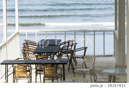朝のビーチハウスのテーブルとイス 38267855