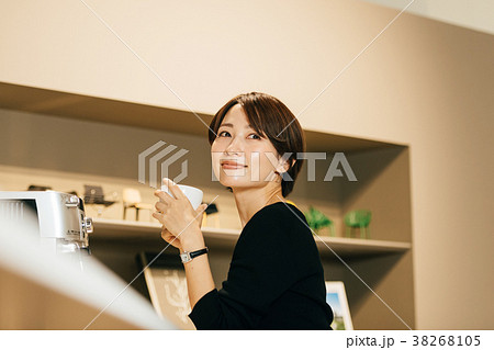 コーヒーを飲む女性 コーヒーを飲む女性 38268105