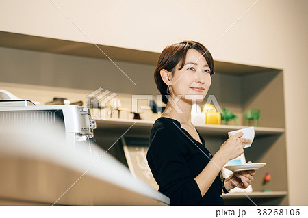 コーヒーを飲む女性 コーヒーを飲む女性 38268106